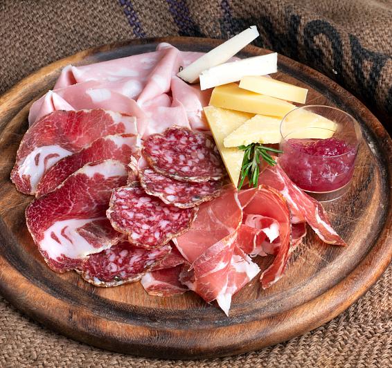 Saucisses et fromages